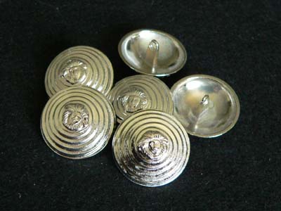 Silberfarbener Metallknopf mit Medusenhaupt