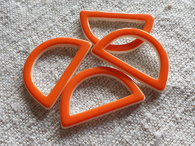 Hübsches 4er-Set D-Ringe - eine Seite weiß, eine Seite orange