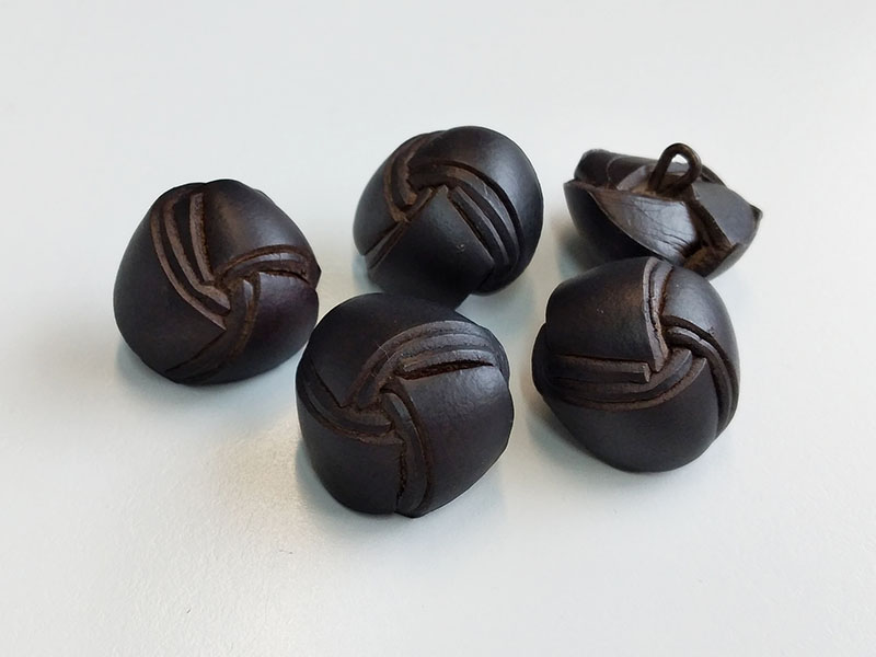 www.knopfparadies.de - 6951sb - Schwarzbraune Lederknöpfe wie Knoten