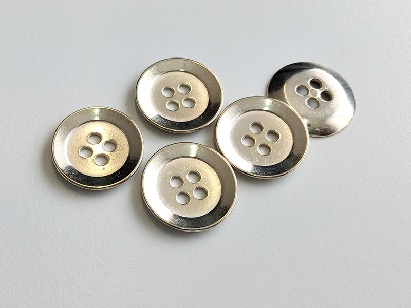 www.knopfparadies.de - 6360bg - Blass goldfarbene Metallknöpfe mit vier Löchern
