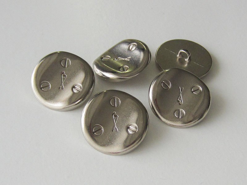 www.Knopfparadies.de - 3947ms - Moderne matt silberne Metallknöpfe mit gekreuzten Golfschlägern und Schlitzschrauben