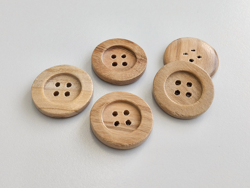 www.knopfparadies.de - 4557ho - Schlichte Holzknöpfe mit vier Löchern