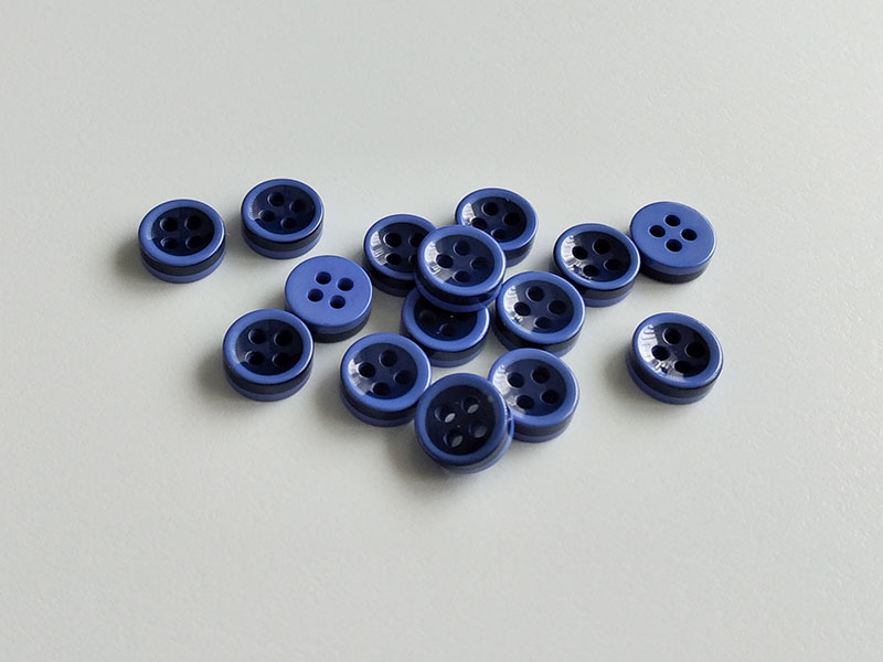 www.knopfparadies.de - 6751db - Blau-Dunkelblau gestreifte Kinderknöpfe aus Kunststoff