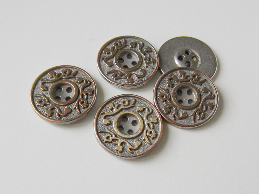 Silber-bis kupferfb. Metallknopf mit Rankenmuster