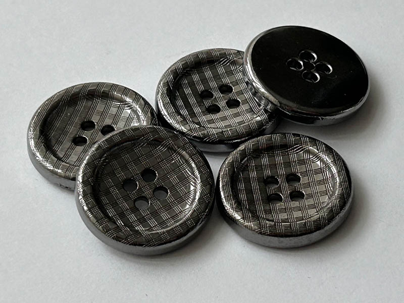 Edler Metallknopf mit filigranem Karomuster