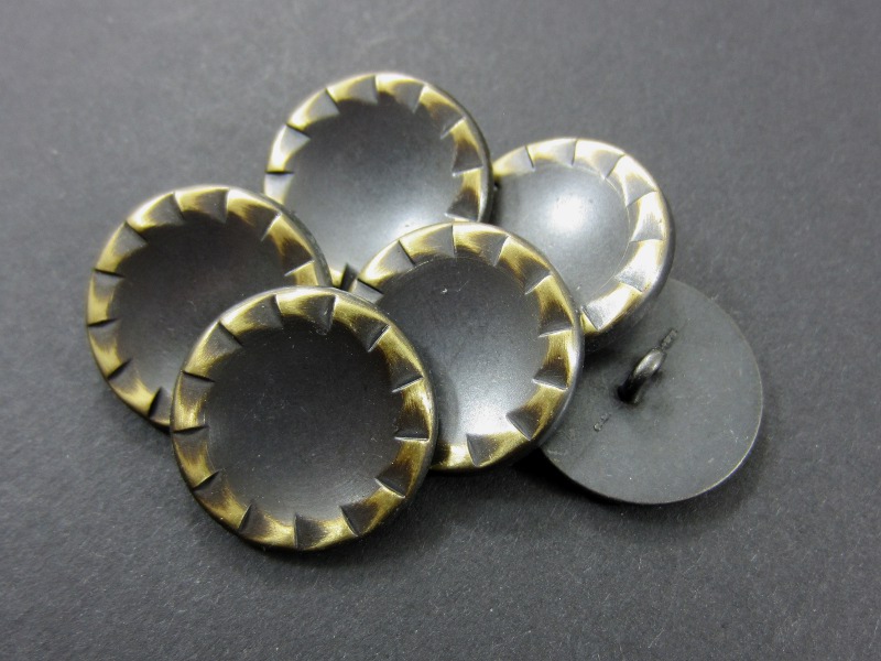 Restposten: 7 Knöpfe – Metall – dunkel und hell messing – rund – ca. 23mm – Öse