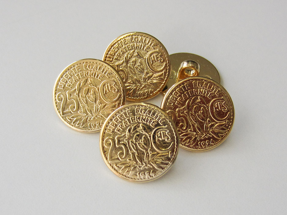 Flacher goldfarbener Metall Ösen Knopf wie frz. 25 Centime Münze von 1924