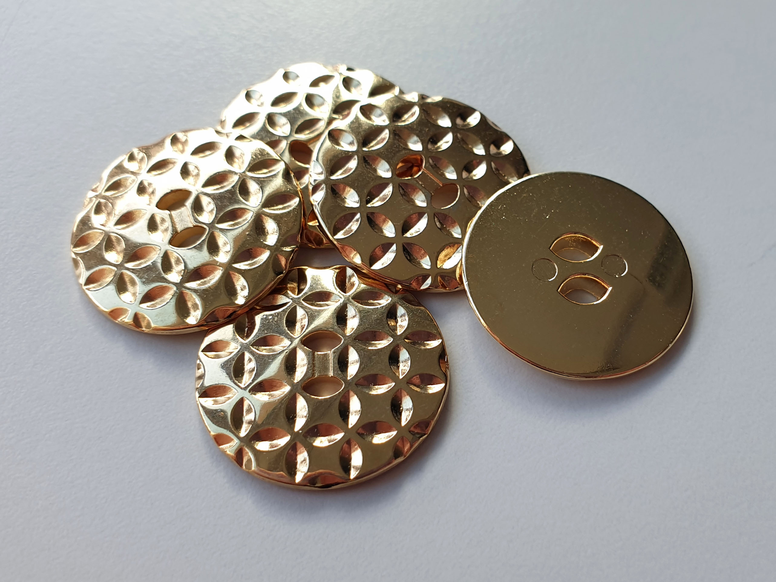 www.knopfparadies.de - 5593go - Goldener Metallknopf mit grafischem geometrischem Muster