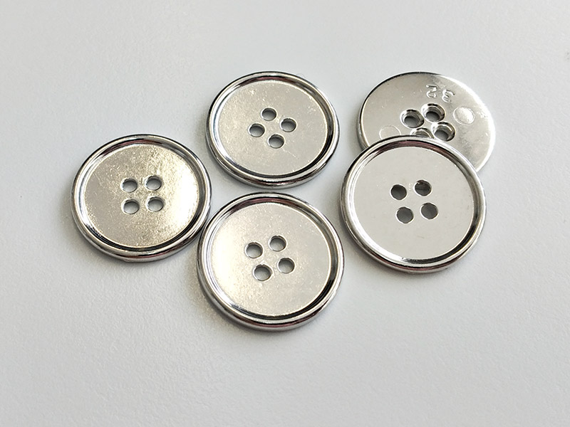 www.knopfparadies.de - 6328si - Glänzend silberfarbene, flache Metallknöpfe mit vier Löchern