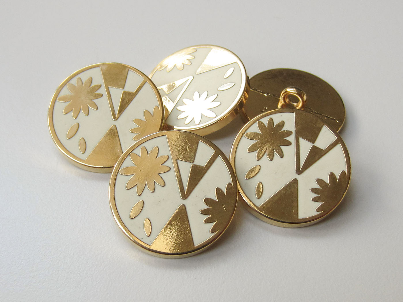 Metall Knopf mit graphischem Blumen Muster / B-WARE