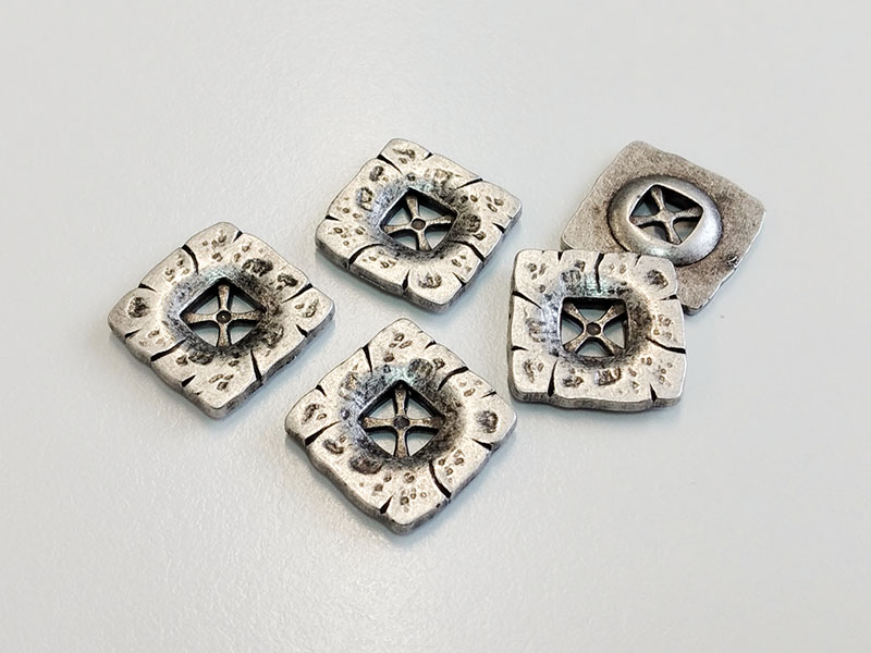 www.knopfparadies.de - 5580as - Altsilberfarbene, viereckige Trachtenknöpfe aus Metall