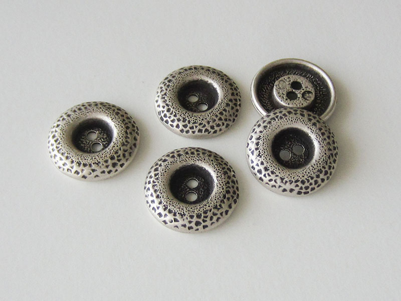 www.Knopfparadies.de - 1560as - Originelle silberne Zweiloch Metallknöpfe mit gemustertem Rand