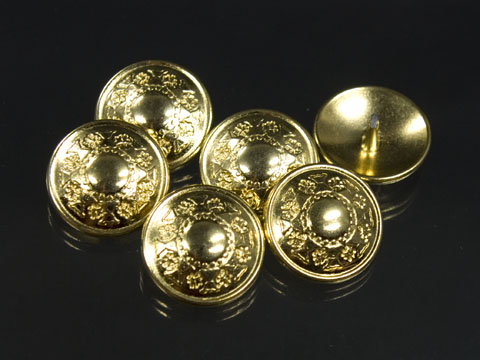 Goldfarbener Metallknopf mit Blütenmuster