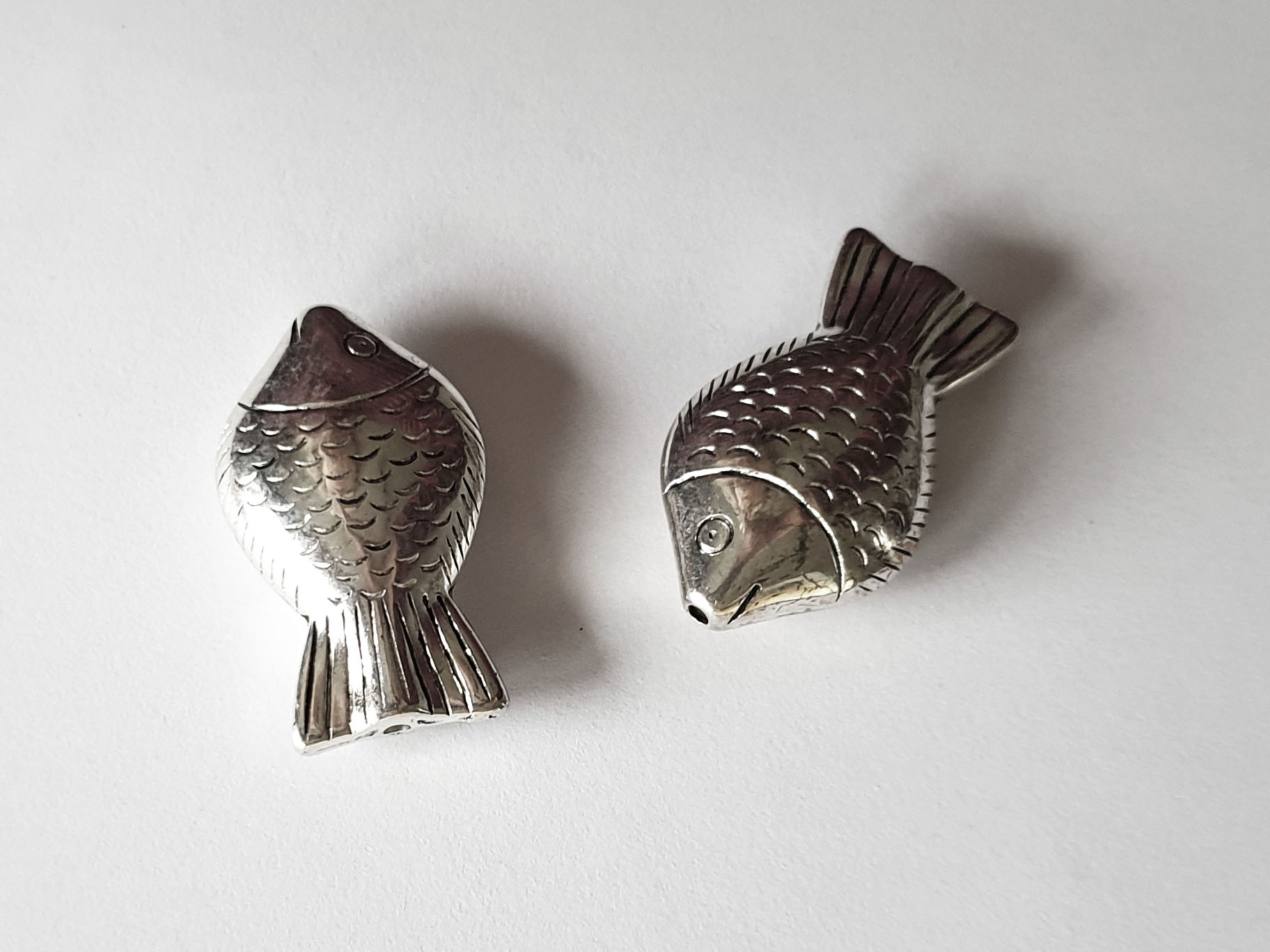 Hübsche, versilberte Kunststoff Perlen in Form eines Fisches