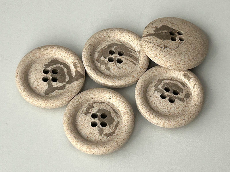 Kunststoffknöpfe in heller Steinoptik, creme-beige, 4-Loch, Schüsselform