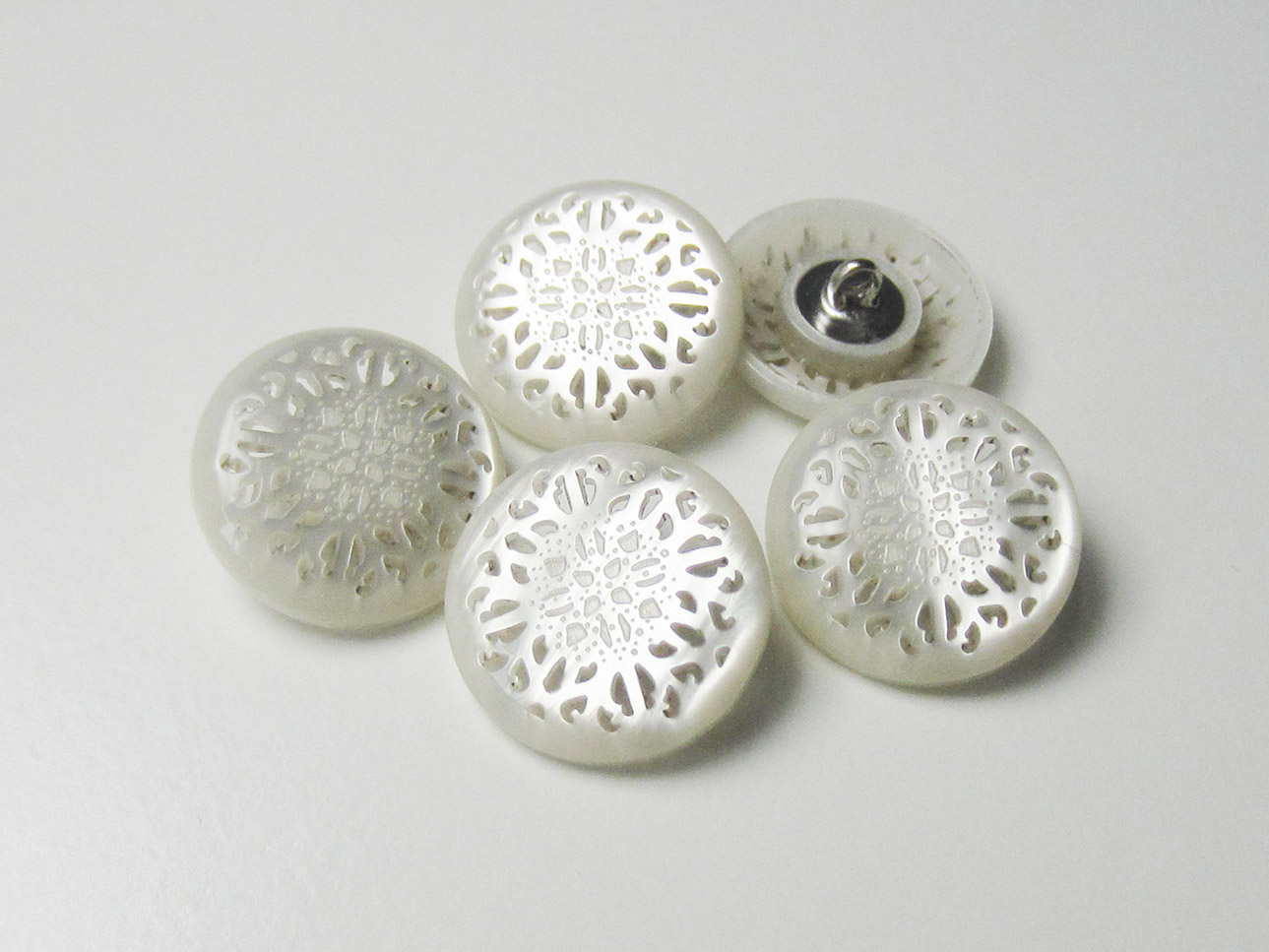 Edler Ornament Knopf in Perlmutt Optik mit Durchbruch