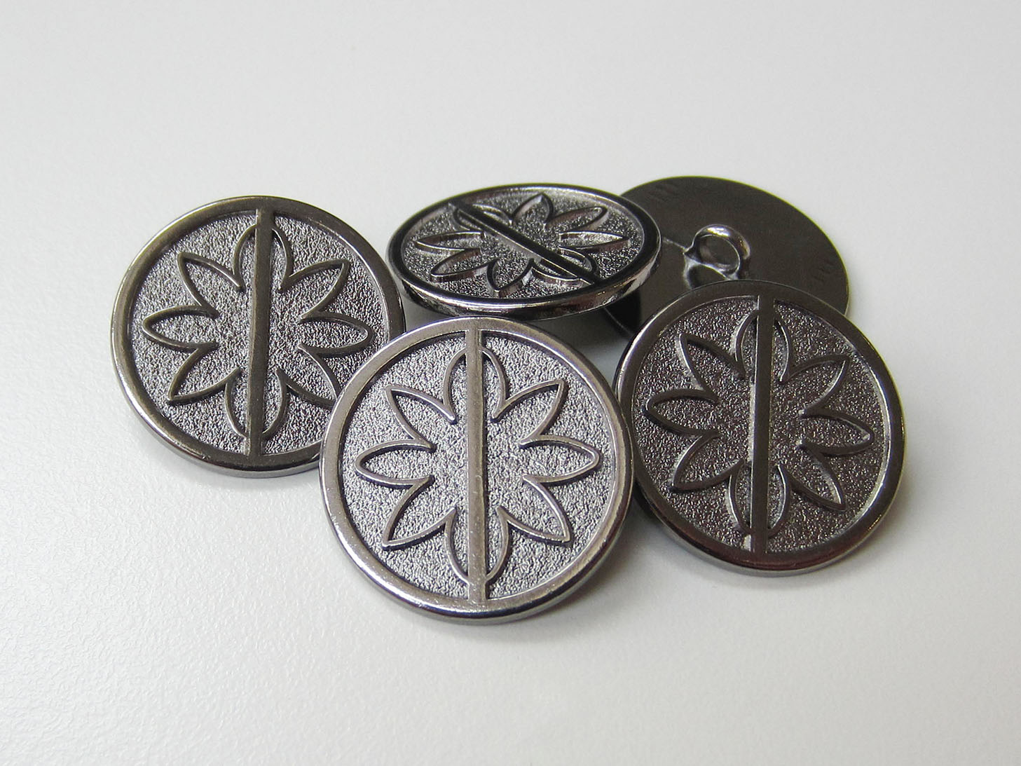 Moderner chrom-eisenfb. Metall Knopf mit Blumen Motiv
