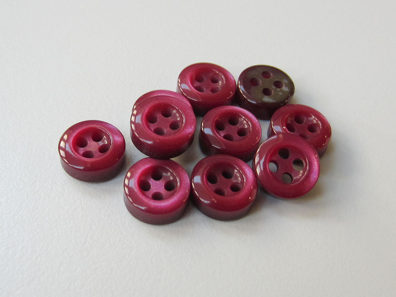 Set mit 20 kleine perlmutt rote Blusen / Puppen Knöpfe
