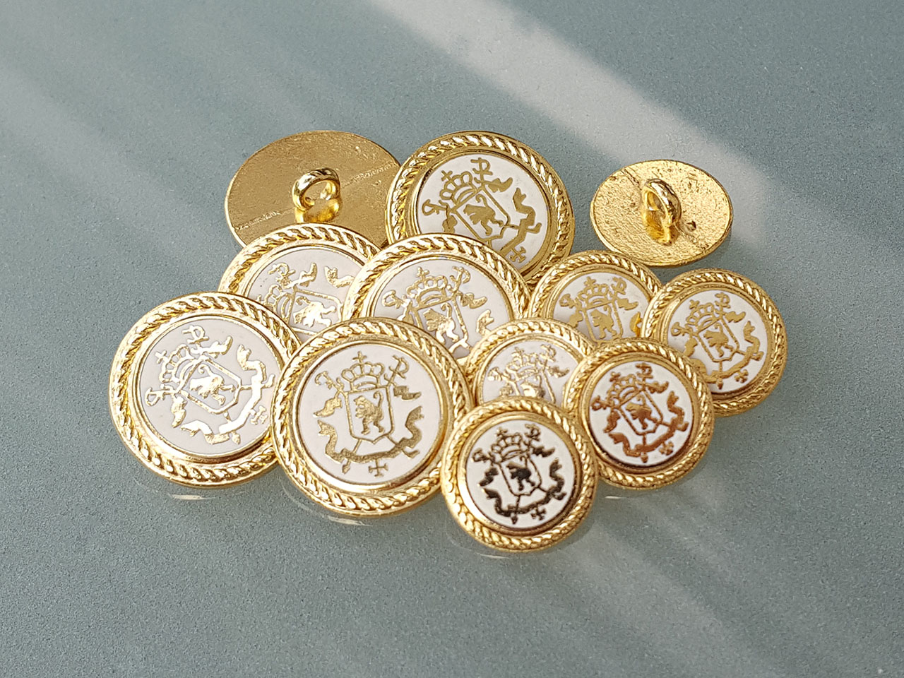 Vornehmer naturweiß goldfarbener Wappen Metall Knopf