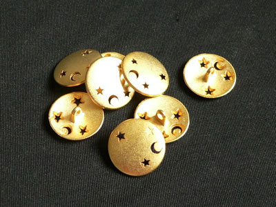 Schöne mattgoldene Metallknöpfe mit Sternen / B-WARE