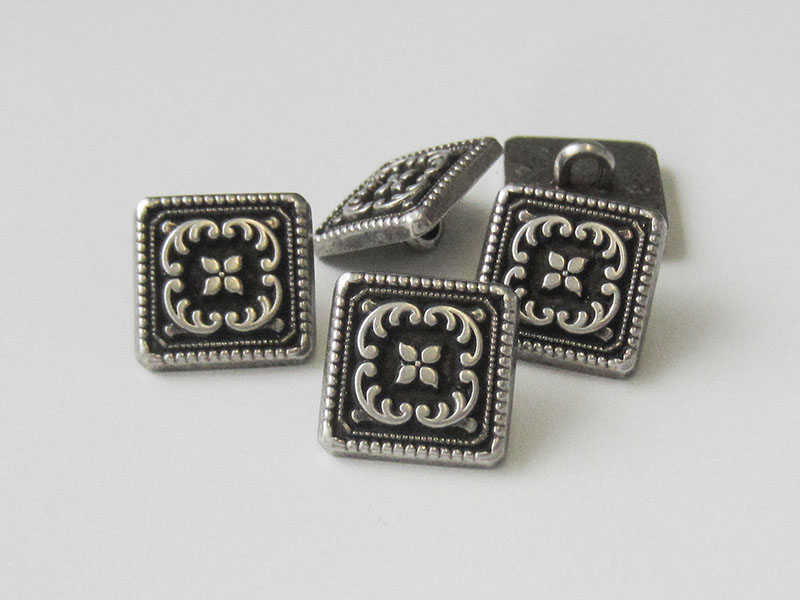 Nostalgischer viereckiger altsilberfarb. Metall Knopf
