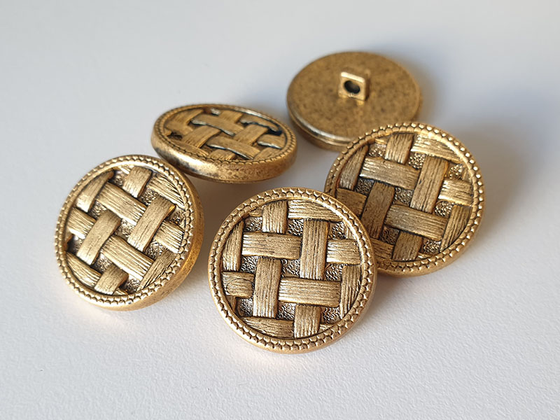 Altgoldfarbene Ösenknöpfe aus Kunststoff mit Gewebemuster