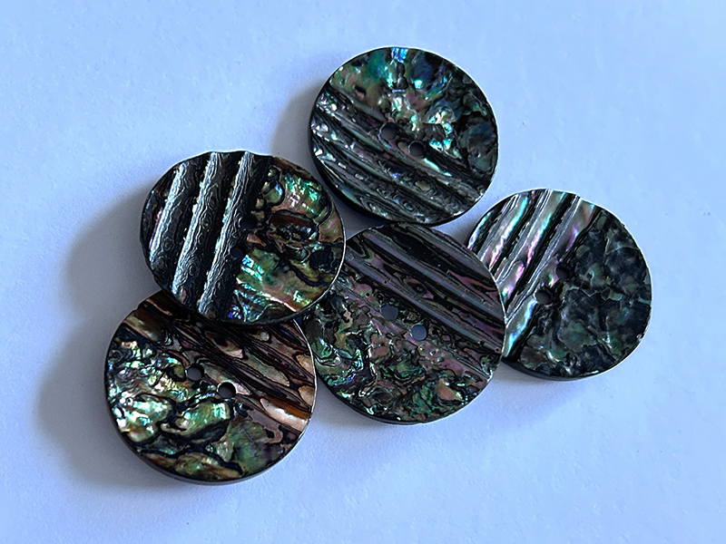 Abalone-Perlmuttknopf in Dunkel mit Rillen und glatter Hälfte, funkelnd