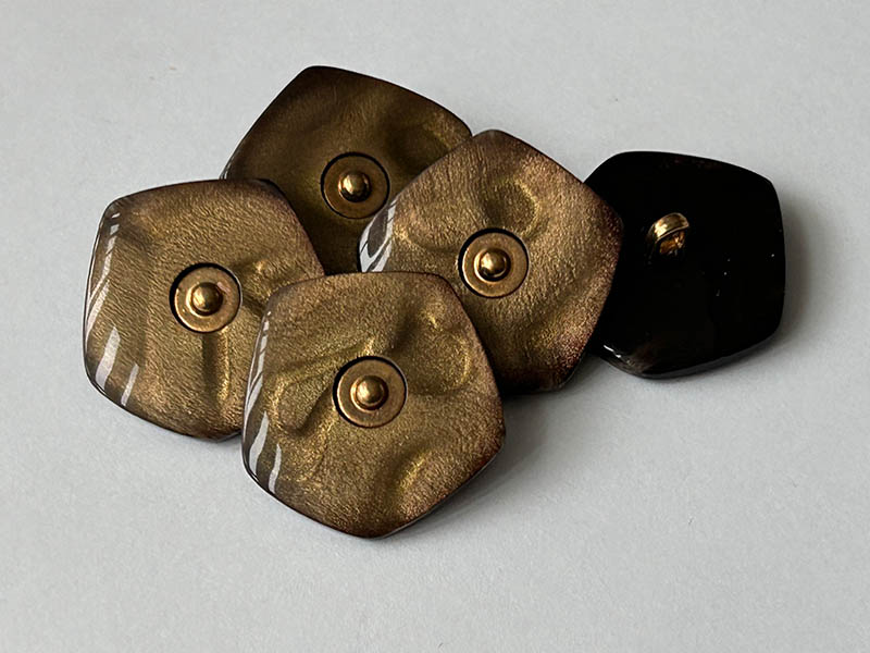 Glänzende Ösenknöpfe in Braun-Gold – extravagant wie ein kleines Schmuckstück