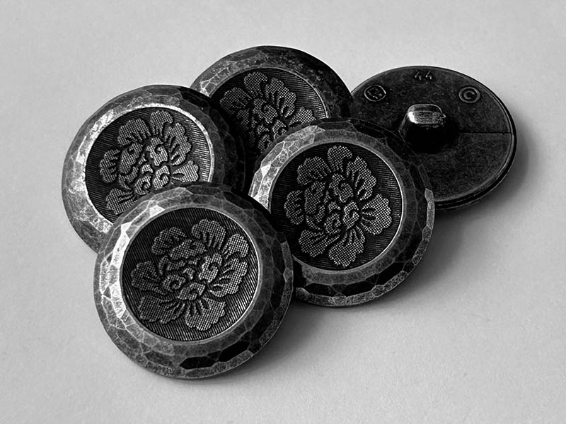 www.knopfparadies.de  - 0505si - alt silberfarbene Knöpfe Öse florales Motiv Blüte Ornament