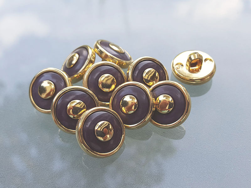Gold-aubergine-farbene leichte Knöpfe