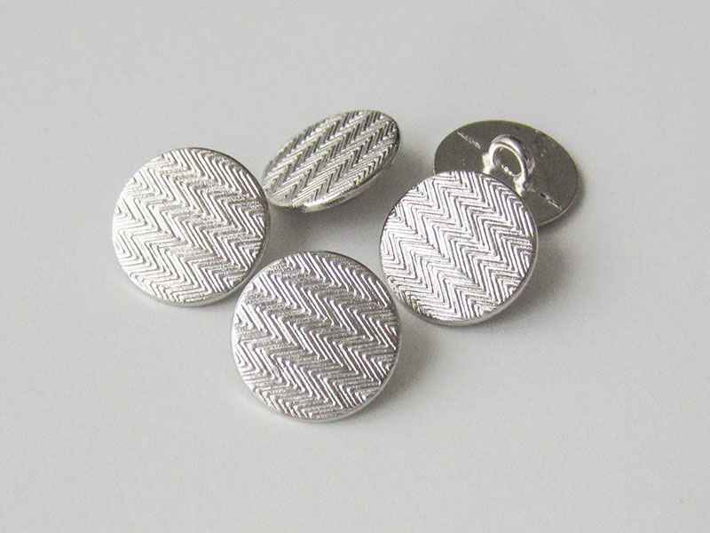 www.Knopfparadies.de - 3974si - Tolle silberne Ösenknöpfe aus Metall mit geometrischem Muster