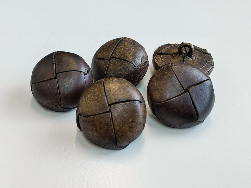 www.knopfparadies.de - 6126br - Braune Lederknöpfe mit klassischem Flechtmuster