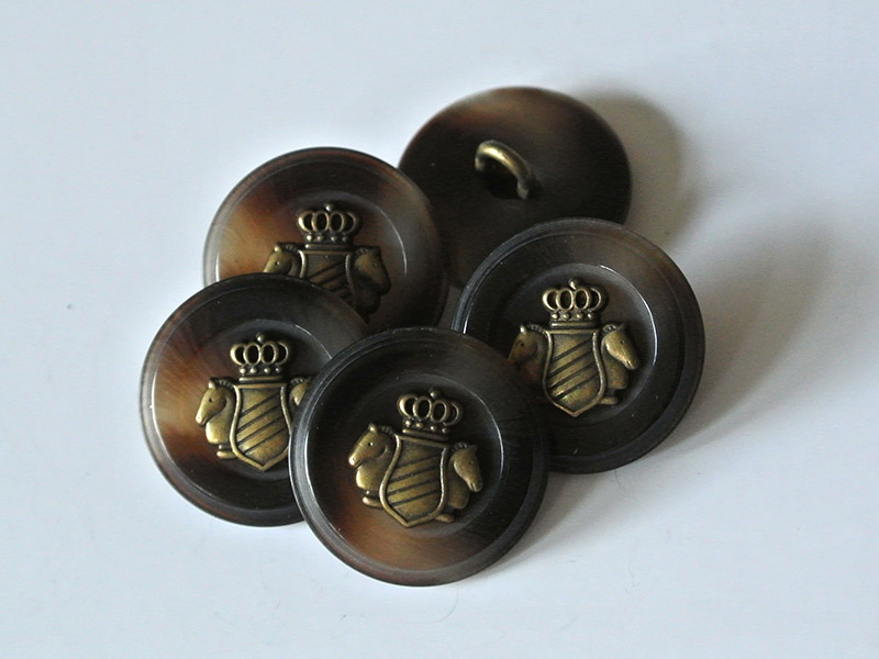 Nobler Ösen Knopf mit Wappen Metall  Applikation