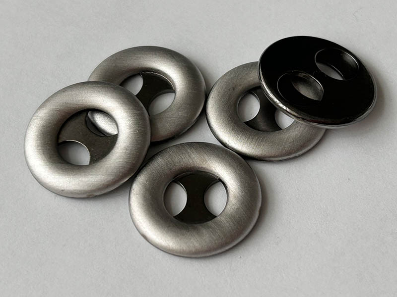 Extravagante Metallknöpfe in Matt-Silber – mit außergewöhnlicher Optik