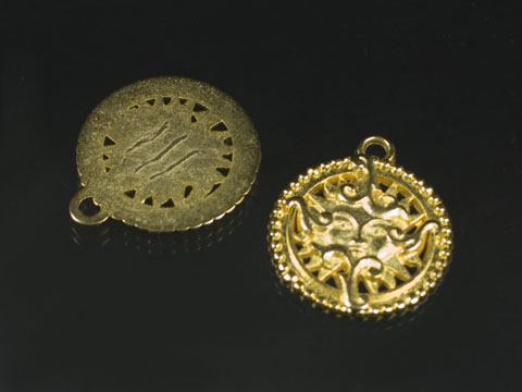Goldfarbene Sonne als Anhänger