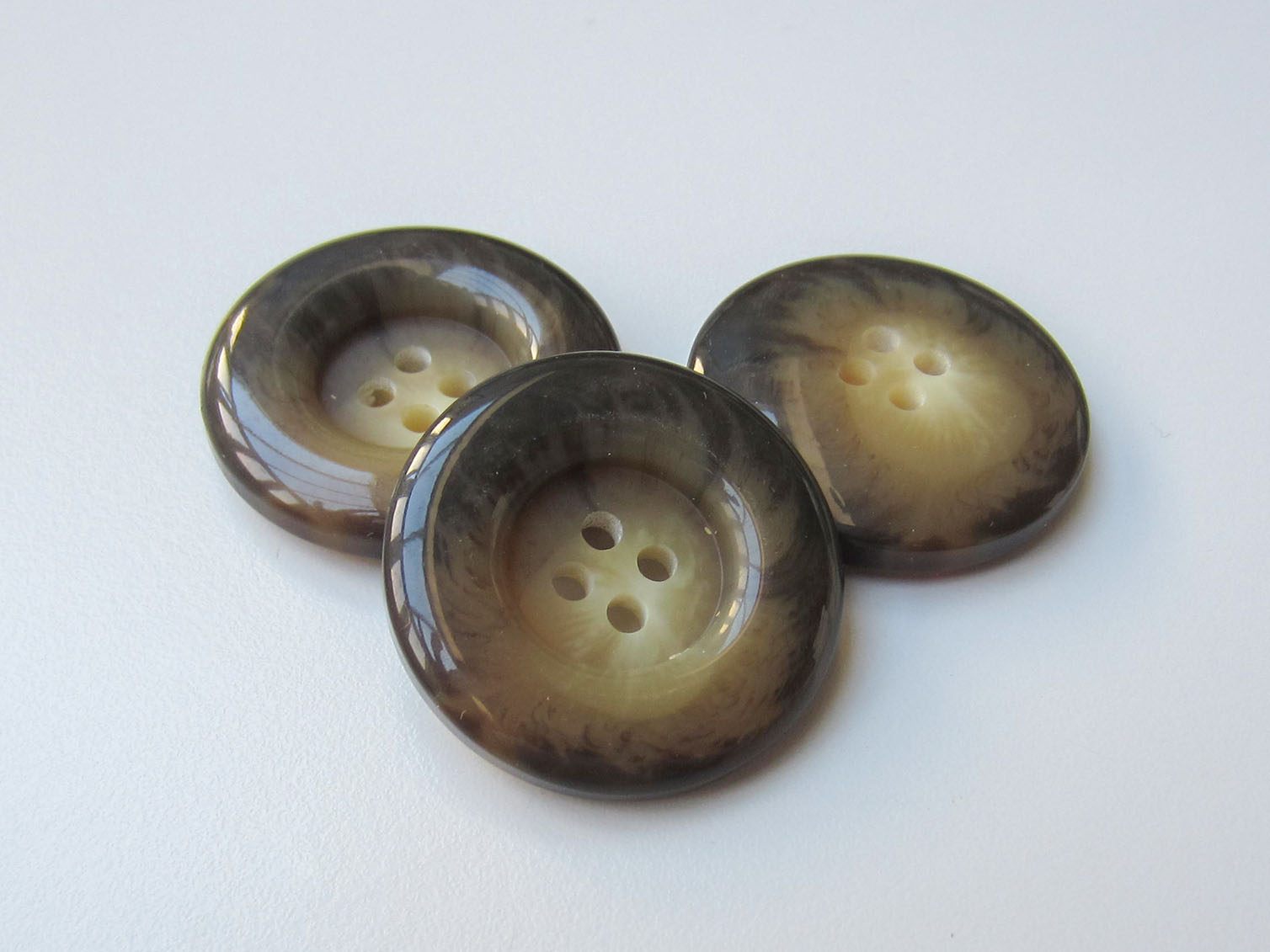 Edler braun melierter Knopf m. Wulstrand in Horn Optik