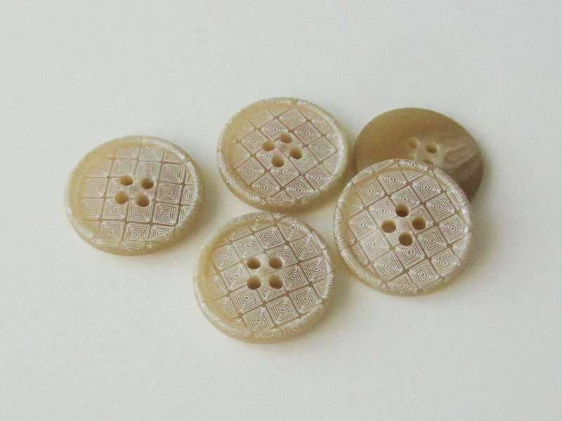 www.Knopfparadies.de - 4245be - Beige weiß gemusterte Vierlochknöpfe aus Kunststoff