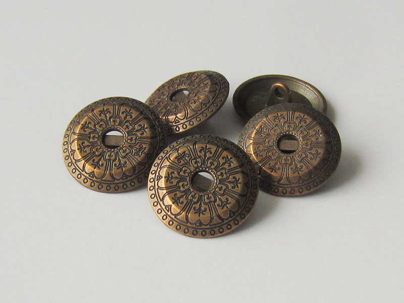 Bildschöne altmessingfarbene Metallknöpfe mit Ornament Muster und Öse