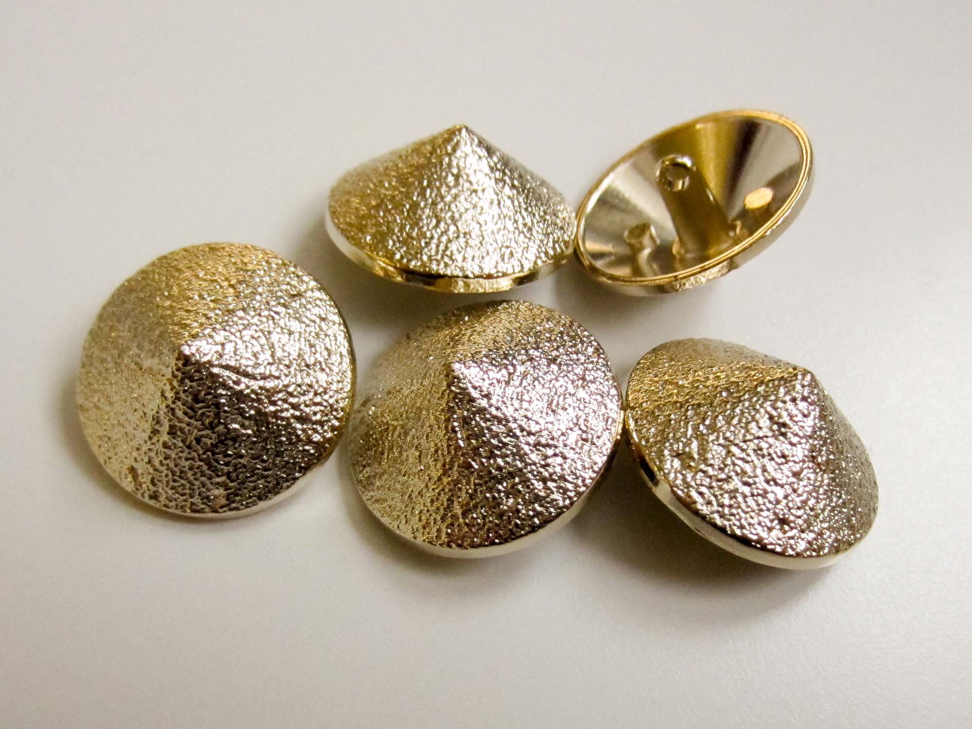 Origineller spitzer hell goldfb. Ösen Metall Knopf