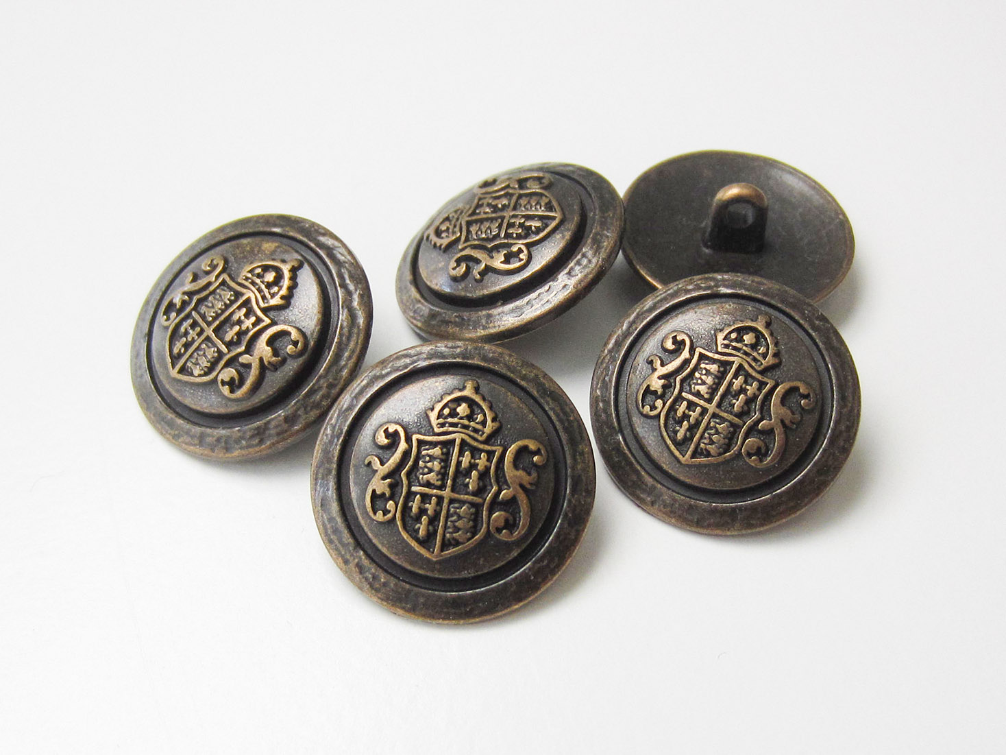 Ösenknöpfe aus Metall mit Wappen