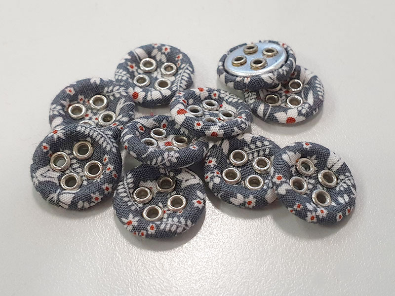 www.Knopfparadies.de - 5949gf - Nostalgische graue Stoffknöpfe mit weiß roten Blumen