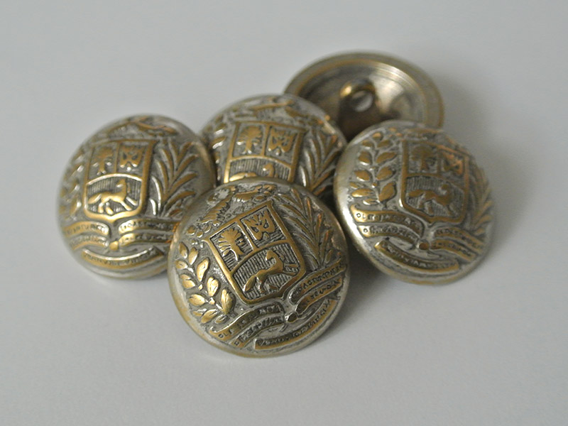 Feudaler silber-messingfb. Metall Knopf mit Wappen
