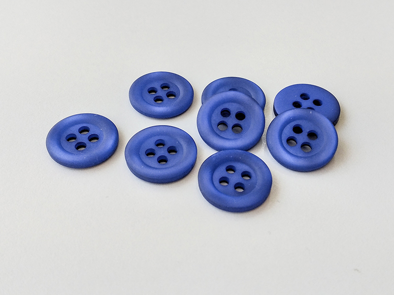 www.knopfparadies.de - 2272bl - Blau schimmernde Kunststoffknöpfe mit vier Löchern