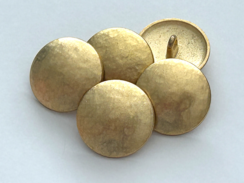 Klassischer Uniformknopf in matt gold, wie gehämmert wirkend