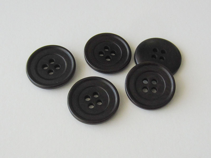 www.Knopfparadies.de - 1603sc - Schwarze Steinnussknöpfe in Teller Form