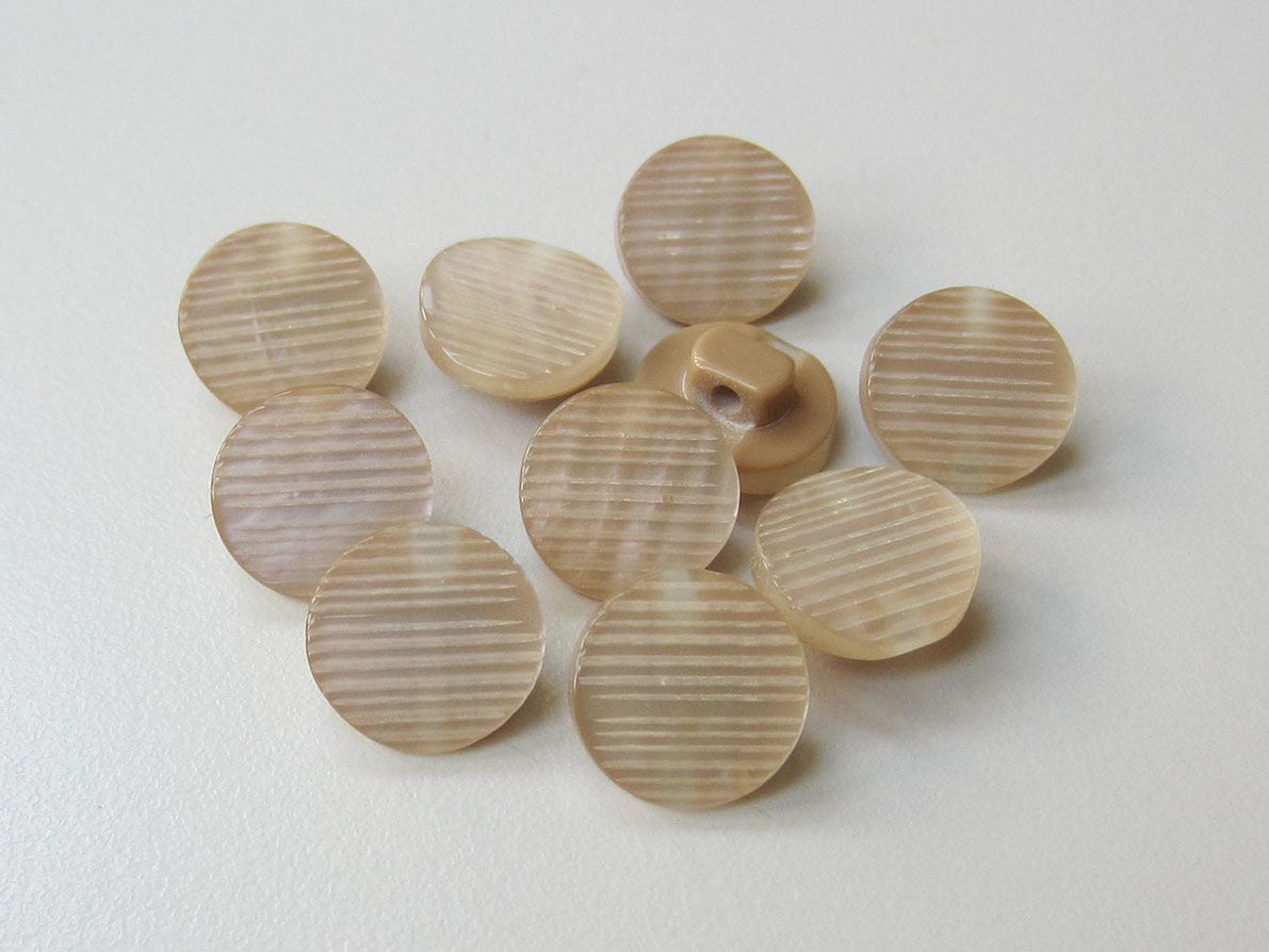 Kleiner perlmutt beige schraffierter Blusen Ösen Knopf