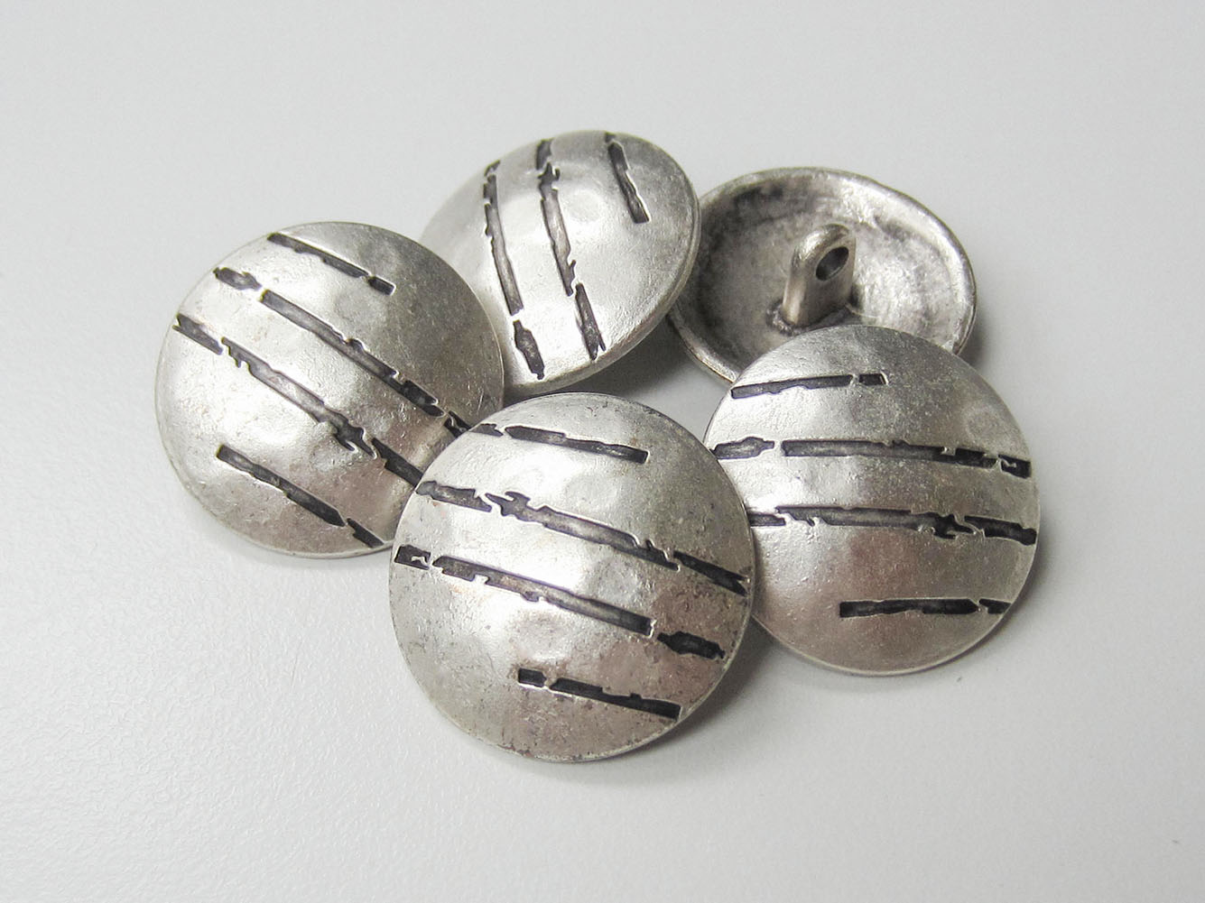 Eigenwilliger altsilberfarb. Metall Knopf mit Kerben