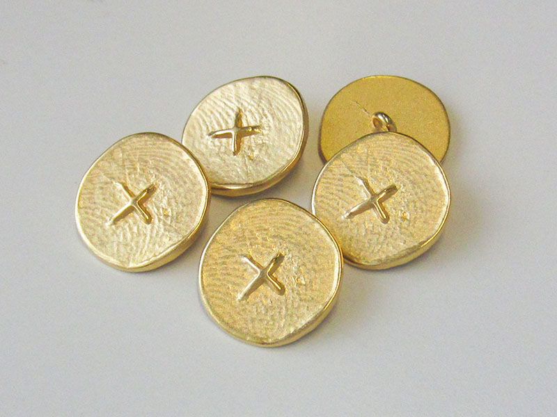 www.knopfparadies.de - 2528gm - Matt goldfarbene Metallknöpfe mit Kreuz