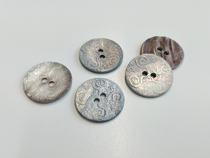 www.knopfparadies.de - 4434pm - Mystische Perlmuttknöpfe mit Lasermuster - Günstige B-WARE!