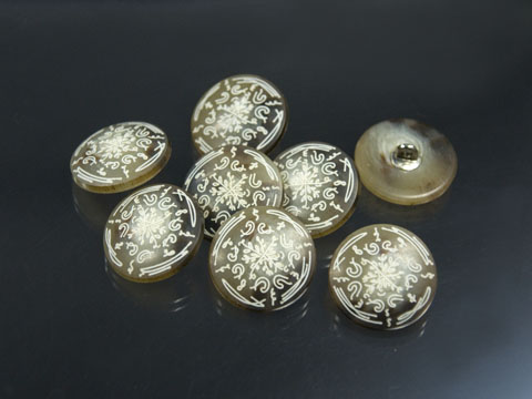Beige-braune Knöpfe mit Nostalgiemuster